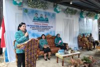 Ketua TP-PKK Halbar, Meri Popala Uang, saat memberikan sambutan dan didampingi oleh Ketua I, Yulianti Amir dan Ketua III TP-PKK Halbar