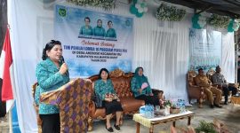 Ketua TP-PKK Halbar, Meri Popala Uang, saat memberikan sambutan dan didampingi oleh Ketua I, Yulianti Amir dan Ketua III TP-PKK Halbar