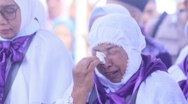 Potret jama'ah Calon Haji tampak menangis saat hendak menuju ke Pelabuhan jailolo (Dok/tm)