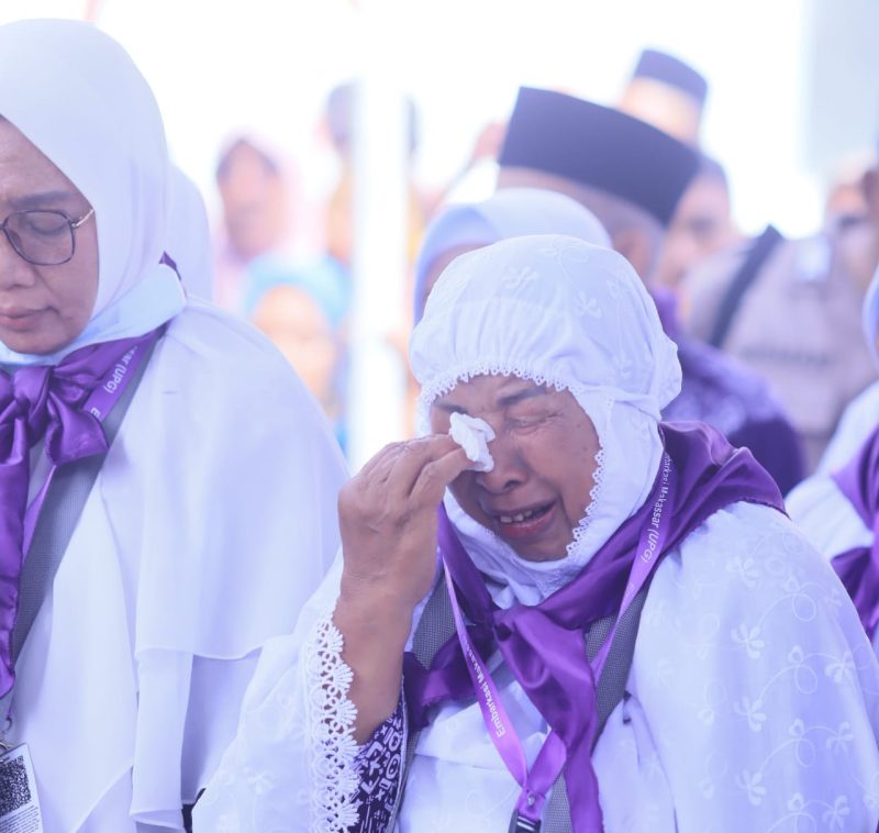 Potret jama'ah Calon Haji tampak menangis saat hendak menuju ke Pelabuhan jailolo (Dok/tm)