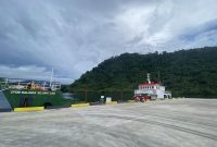 Potret Armada SPOB Melinda Sejahtera saat mendistribusikan Minyak Tanah di Pelabuhan Mutui. Sabtu 24 Mei 2025 (Dok/Ist)