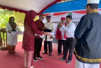 Sebagai bentuk dukungan terhadap pelestarian budaya dan tata adat, Dikbud juga secara simbolis menyerahkan pakaian adat kepada para perangkat adat Kesultanan Jailolo (Dok/Ist)