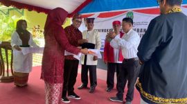 Sebagai bentuk dukungan terhadap pelestarian budaya dan tata adat, Dikbud juga secara simbolis menyerahkan pakaian adat kepada para perangkat adat Kesultanan Jailolo (Dok/Ist)