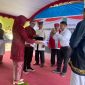Sebagai bentuk dukungan terhadap pelestarian budaya dan tata adat, Dikbud juga secara simbolis menyerahkan pakaian adat kepada para perangkat adat Kesultanan Jailolo (Dok/Ist)