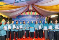 Potret TP-PKK Halmahera Barat bersama TP-PKK Provinsi Maluku Utara usai menyerahkan hadiah kepada sembilan Desa sebagai juara dalam lomba 10 program pokok TP-PKK (Dok/Eghez)