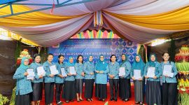 Potret TP-PKK Halmahera Barat bersama TP-PKK Provinsi Maluku Utara usai menyerahkan hadiah kepada sembilan Desa sebagai juara dalam lomba 10 program pokok TP-PKK (Dok/Eghez)