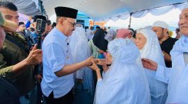 Potret Bupati James Uang saat menyambut kepulangan Jamaah Haji Halmahera Barat (Dok/TM)