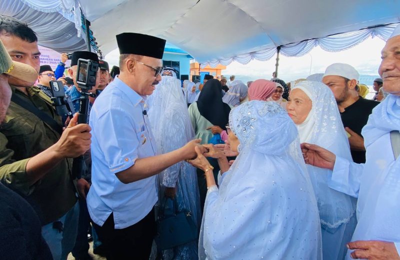 Potret Bupati James Uang saat menyambut kepulangan Jamaah Haji Halmahera Barat (Dok/TM)