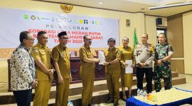 Penyerahan Sertifikat Oleh Bupati Halmahera Barat, James Uang Kepada Kepala Desa (Dok/Ist)