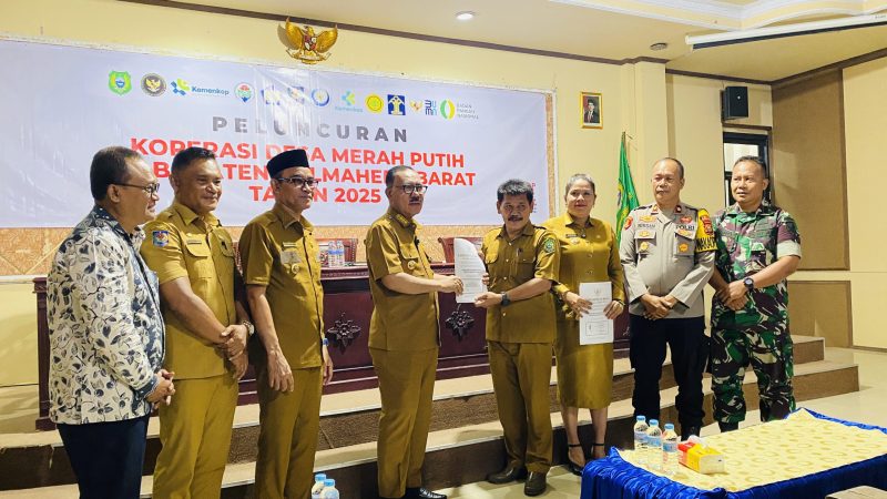 Penyerahan Sertifikat Oleh Bupati Halmahera Barat, James Uang Kepada Kepala Desa (Dok/Ist)