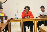 Dr. R. Graal Taliao bersama stafnya dalam melakukan safari politik bersama wartawan di Kiram Coffe , Desa Hatebicara, Kecamatan Jailolo (Dok/tm) 