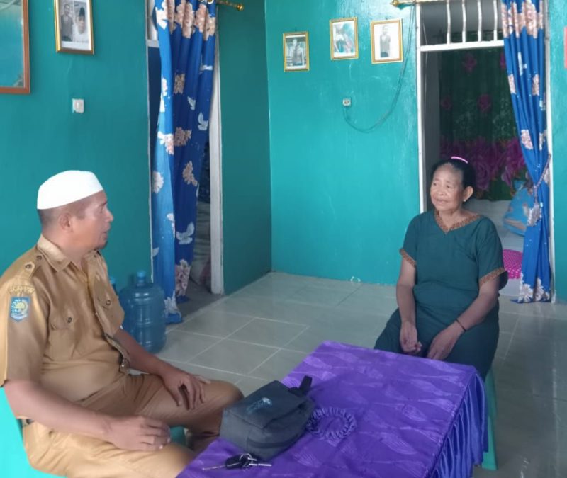 PGRI Jailolo Selatan saat mendatangi pihak Keluarga ketiga anak bersaudara untuk memastikan kebenaran yang diduga ditolak oleh pihak sekolah karena tidak adanya Kartu Keluarga (Dok/Ist)