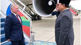 Presiden RI Prabowo Subianto saat menerima kedatangan Yang Mulia Raja Abdullah II ibn Al Hussein, di Pangkalan Udara Halim Perdanakusuma, Jakarta, pada Jumat, 14 November 2025.  