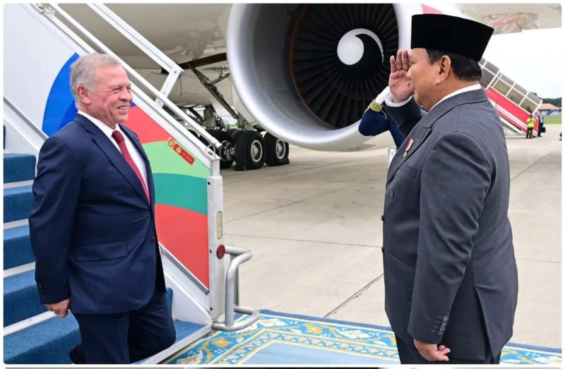 Presiden RI Prabowo Subianto saat menerima kedatangan Yang Mulia Raja Abdullah II ibn Al Hussein, di Pangkalan Udara Halim Perdanakusuma, Jakarta, pada Jumat, 14 November 2025.  