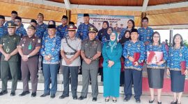 Kepala Dinas beserta sejumlah SKPD saat berpose dengan Sekda Halmahera Barat, Perwakilan TNI-POLRI dan Kejari Halbar usai melaksanakan Upacara peringatan HUT Korpri ke 54 di Lapangan Sasadu Lamo (Dok/Ist)