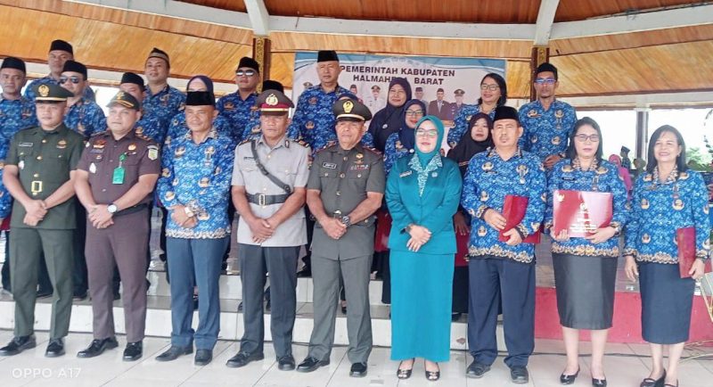Kepala Dinas beserta sejumlah SKPD saat berpose dengan Sekda Halmahera Barat, Perwakilan TNI-POLRI dan Kejari Halbar usai melaksanakan Upacara peringatan HUT Korpri ke 54 di Lapangan Sasadu Lamo (Dok/Ist)