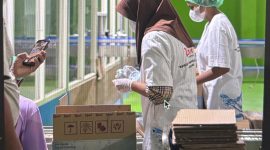 Tim produksi VPOL memastikan setiap botol melewati proses pemeriksaan kualitas sebelum didistribusikan ke konsumen (Dok/Ist)