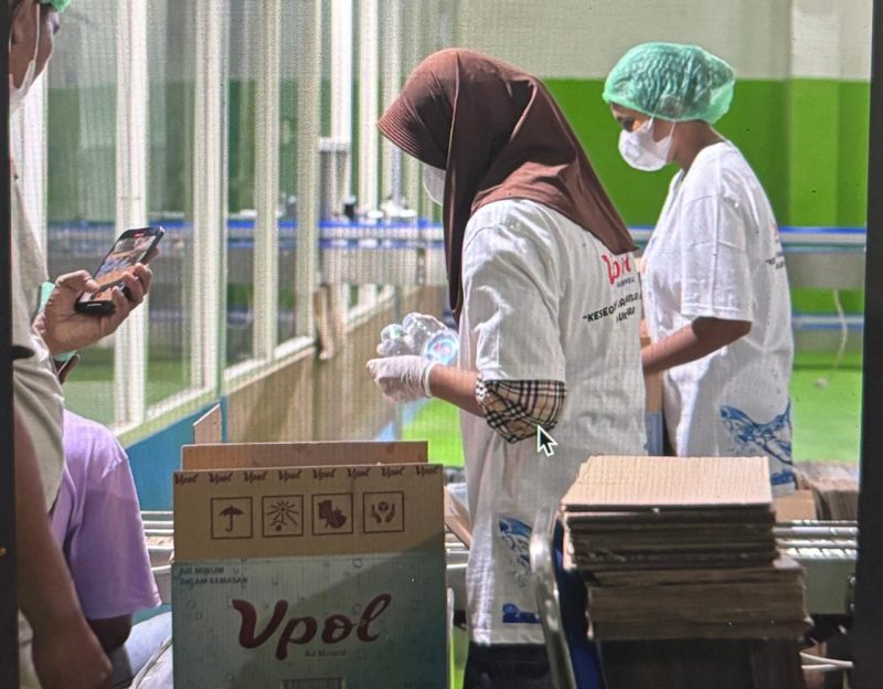 Tim produksi VPOL memastikan setiap botol melewati proses pemeriksaan kualitas sebelum didistribusikan ke konsumen (Dok/Ist)