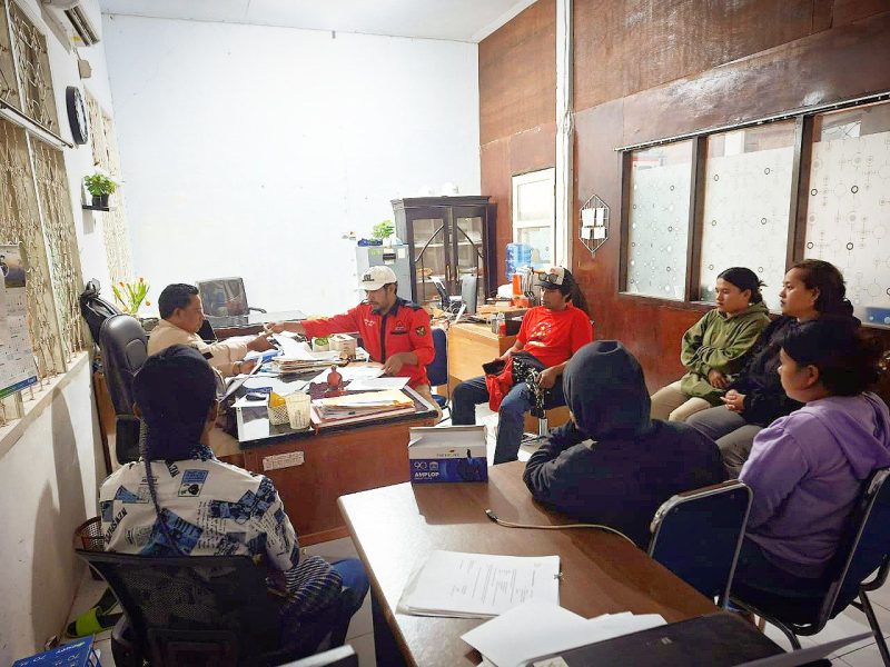 Tampak sejumlah Karyawan bersama SBTK-FNPBI PT.IWIP saat bertemu dengan Disnakertrans Halmahera Tengah (Dok/Ist)