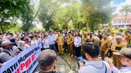 Tampak Bupati Halbar, James Uang didampingi Wabup Djufri Muhamad, Asisten dan Staf Ahli menyambangi dan merespons tuntutan masa aksi di halaman Kantor Pemkab Halbar (Dok/Ist) 