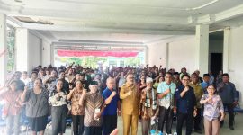 Pemda Halmahera Barat tengah berpose bersama imam pendeta dalam pembagian Insentif (Dok/Ist)