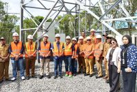 Bupati Halmahera Barat James Uang bersama Vice President Area Network Operations Telkomsel Pamasuka Anky Arief Priyagung, jajaran OPD Pemkab Halbar, serta tim teknis Telkomsel berfoto bersama di lokasi Tower BTS Desa Bataka, Kecamatan Ibu Selatan, usai peresmian pengoperasian 15 BTS Telkomsel sebagai bagian dari percepatan transformasi digital dan program prioritas Halbar Berdering, Senin (15/12/2025). (Dok/Ist)