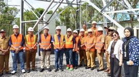 Bupati Halmahera Barat James Uang bersama Vice President Area Network Operations Telkomsel Pamasuka Anky Arief Priyagung, jajaran OPD Pemkab Halbar, serta tim teknis Telkomsel berfoto bersama di lokasi Tower BTS Desa Bataka, Kecamatan Ibu Selatan, usai peresmian pengoperasian 15 BTS Telkomsel sebagai bagian dari percepatan transformasi digital dan program prioritas Halbar Berdering, Senin (15/12/2025). (Dok/Ist)