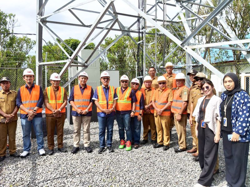Bupati Halmahera Barat James Uang bersama Vice President Area Network Operations Telkomsel Pamasuka Anky Arief Priyagung, jajaran OPD Pemkab Halbar, serta tim teknis Telkomsel berfoto bersama di lokasi Tower BTS Desa Bataka, Kecamatan Ibu Selatan, usai peresmian pengoperasian 15 BTS Telkomsel sebagai bagian dari percepatan transformasi digital dan program prioritas Halbar Berdering, Senin (15/12/2025). (Dok/Ist)