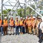 Bupati Halmahera Barat James Uang bersama Vice President Area Network Operations Telkomsel Pamasuka Anky Arief Priyagung, jajaran OPD Pemkab Halbar, serta tim teknis Telkomsel berfoto bersama di lokasi Tower BTS Desa Bataka, Kecamatan Ibu Selatan, usai peresmian pengoperasian 15 BTS Telkomsel sebagai bagian dari percepatan transformasi digital dan program prioritas Halbar Berdering, Senin (15/12/2025). (Dok/Ist)