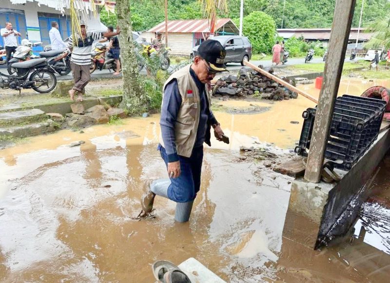 Bupati Halmahera Barat, James Uang saat meninjau rumah warga yang terkena dampak bencana alam (Banjir) di Desa Tongute Ternate Asal Kecamatan Ibu (Dok/Ist)