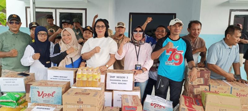 Disdikbud Halmahera Barat, saat menyalurkan Bantuan di Posko Utama Kecamatan Ibu (Dok/Ist)