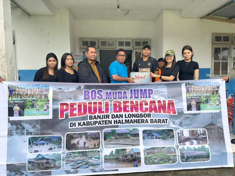 Manajer Tim Kesebelasan Bos Muda, Charles Aniky, bersama jajaran manajemen dan unsur internal klub saat menyerahkan bantuan kemanusiaan kepada petugas di Posko Satuan Tugas Penanganan Bencana bagi warga terdampak banjir dan tanah longsor di Kabupaten Halmahera Barat. (Dok/Ist)