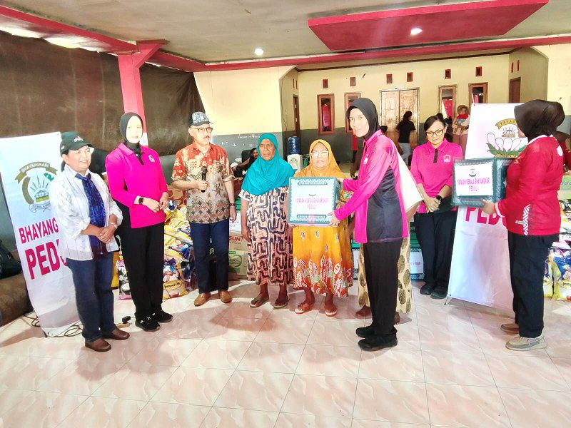 Bhayangkari Polda Maluku Utara menyerahkan bantuan kemanusiaan kepada warga terdampak banjir dan tanah longsor di Kecamatan Ibu, Kabupaten Halmahera Barat, disaksikan Bupati Halmahera Barat James Uang serta Anggota DPRD Provinsi Maluku Utara Fraksi Partai Demokrat, Meri Popala Uang. (Dok/Ist)