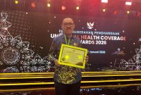 Bupati Halmahera Barat, James Uang, menerima penghargaan Universal Health Coverage (UHC) Award dari Menteri Koordinator Bidang Pembangunan Manusia dan Kebudayaan (Dok/Ist)