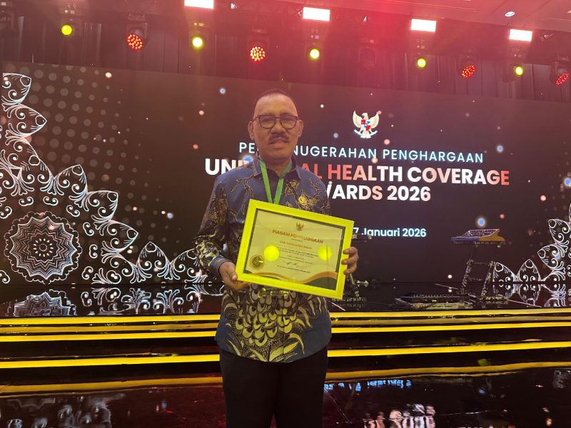 Bupati Halmahera Barat, James Uang, menerima penghargaan Universal Health Coverage (UHC) Award dari Menteri Koordinator Bidang Pembangunan Manusia dan Kebudayaan (Dok/Ist)