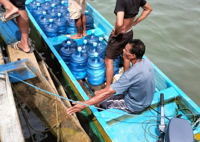 Tampak Warga Desa Tolofuo terpaksa harus mengambil air bersih di Desa Tolofuo demi bisa bertahan hidup (Dok/Wrg)