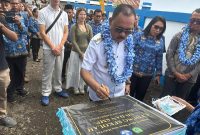 Bupati Halbar, James Uang didampingi Kadisdikbud Halbar Rosbery Uang saat melakukan penandatanganan Prasasti (DOk/Ist)