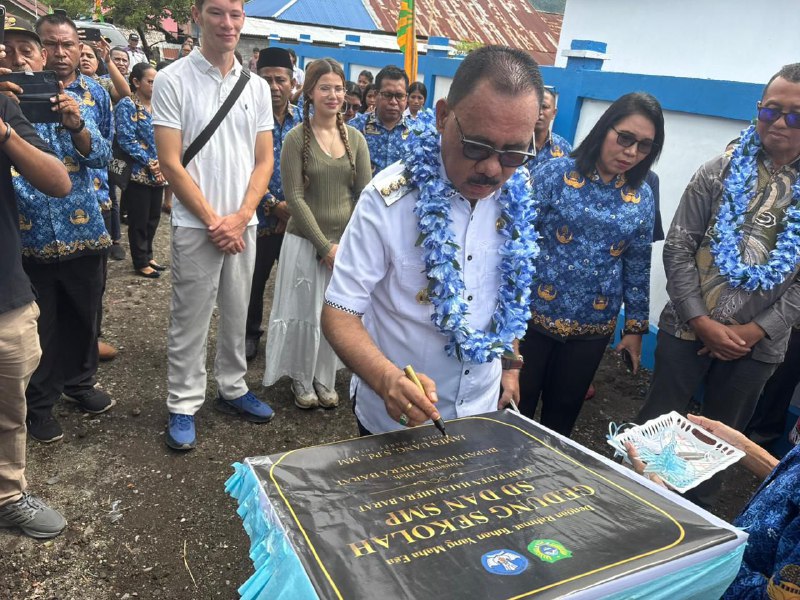 Bupati Halbar, James Uang didampingi Kadisdikbud Halbar Rosbery Uang saat melakukan penandatanganan Prasasti (DOk/Ist)