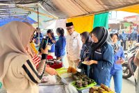 Ketua DPD NasDem Halmahera Barat turun langsung membeli takjil dari para pedagang sebelum dibagikan kepada masyarakat.Langkah kecil ini bukan sekadar berbagi makanan untuk berbuka, tetapi juga bentuk dukungan kepada pelaku UMKM sekaligus mempererat kebersamaan di bulan suci. (Dok/tm)
