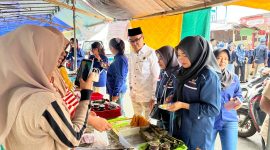 Ketua DPD NasDem Halmahera Barat turun langsung membeli takjil dari para pedagang sebelum dibagikan kepada masyarakat.Langkah kecil ini bukan sekadar berbagi makanan untuk berbuka, tetapi juga bentuk dukungan kepada pelaku UMKM sekaligus mempererat kebersamaan di bulan suci. (Dok/tm)
