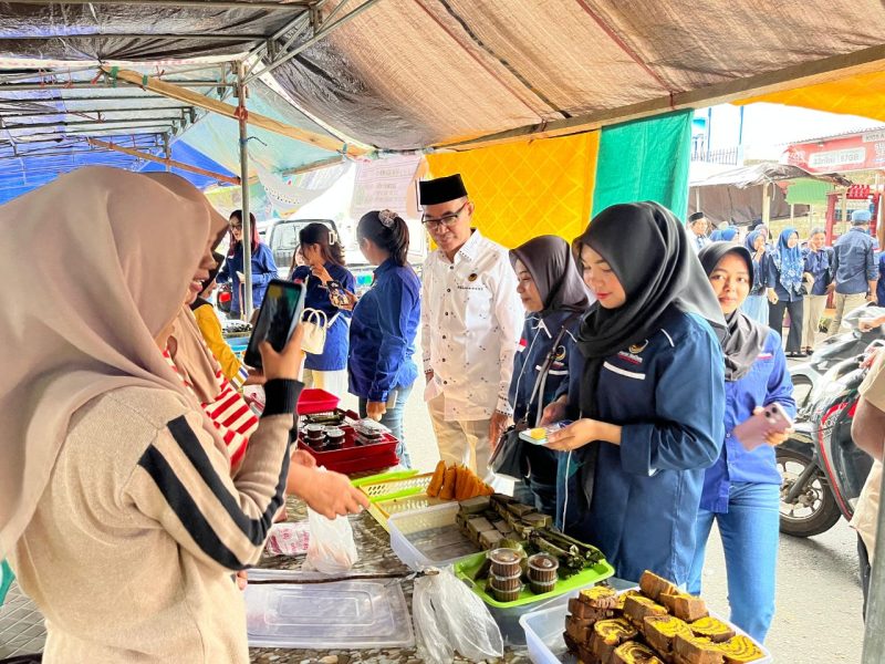 Ketua DPD NasDem Halmahera Barat turun langsung membeli takjil dari para pedagang sebelum dibagikan kepada masyarakat.Langkah kecil ini bukan sekadar berbagi makanan untuk berbuka, tetapi juga bentuk dukungan kepada pelaku UMKM sekaligus mempererat kebersamaan di bulan suci. (Dok/tm)
