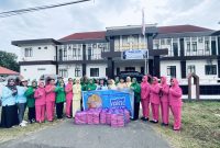 Gabungan Organisasi Wanita (GOW) Kabupaten Halmahera Barat, ketika berbagi takjil di Depan Kantor Kejaksaan Negeri (Dok/tm)