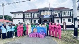 Gabungan Organisasi Wanita (GOW) Kabupaten Halmahera Barat, ketika berbagi takjil di Depan Kantor Kejaksaan Negeri (Dok/tm)