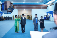 Sekda Halmahera Barat, Julius Marau, melantik dan mengambil sumpah dua pejabat administrator di Aula Bidadari (Dok/Ist)