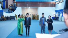 Sekda Halmahera Barat, Julius Marau, melantik dan mengambil sumpah dua pejabat administrator di Aula Bidadari (Dok/Ist)