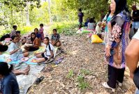 Anggota DPRD Provinsi Maluku Utara, Meri Popala saat memantau lokasi pengungsian di Gunung Manyasal. (Dok/Ist)