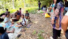 Anggota DPRD Provinsi Maluku Utara, Meri Popala saat memantau lokasi pengungsian di Gunung Manyasal. (Dok/Ist)