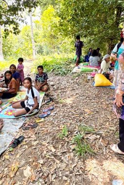 Meri Popala Turun Langsung, Pastikan Kondisi Warga Pengungsi Halbar