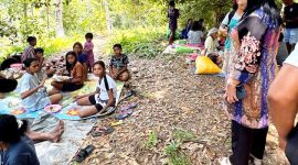 Anggota DPRD Provinsi Maluku Utara, Meri Popala saat memantau lokasi pengungsian di Gunung Manyasal. (Dok/Ist)