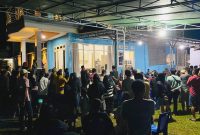 Tampak puluhan warga yang mengantri untuk mendapatkan pelayanan pengobatan dari keempat praktisi terapi Non-medis (Dok/Ist)